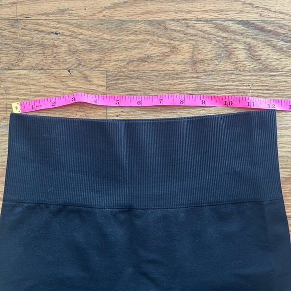 Aritzia TnaBODY™ Atmosphere Hi-Rise 5" Short size Small Black - Picture 2 of 8